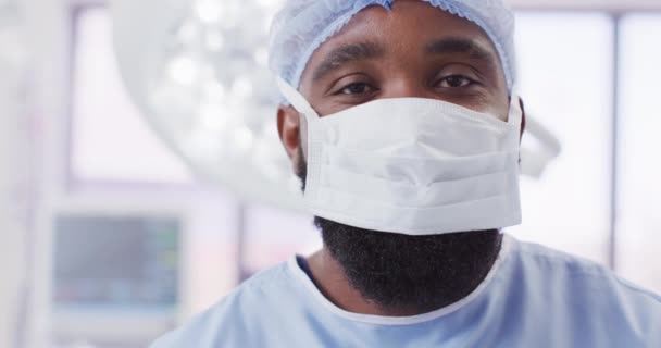 非洲裔美国男性外科医生在手术室戴口罩的影像肖像 复制空间 医疗和保健服务 — 图库视频影像
