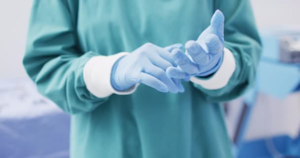Video Midsection Surgeon Wearing Surgical Gloves Gown Operating Theatre Hospital — Video Stock