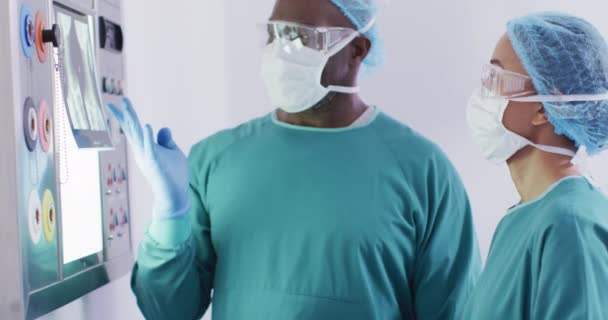 Video Diverse Male Female Surgeon Discussing Ray Operation Operating Theatre — Wideo stockowe