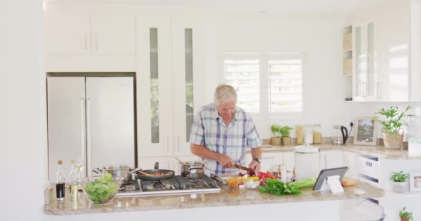 Gelukkige Blanke Senior Man Met Behulp Van Tablet Koken Keuken — Stockvideo