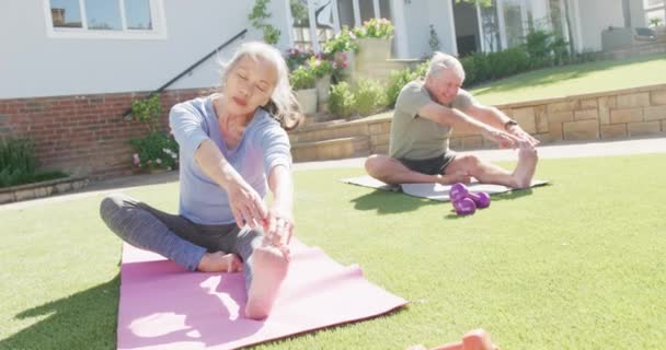 Glad Varierad Senior Par Tränar Yoga Och Sträcker Sig Mattor — Stockvideo