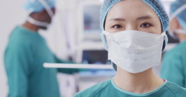 Video Portrait Smiling Asian Female Surgeon Wearing Face Mask Operating — Vídeo de Stock