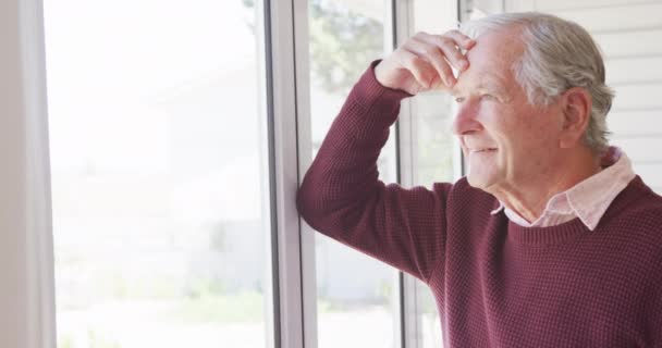 Happy Caucasian Senior Man Touching His Head Looking Window Active — Vídeo de Stock