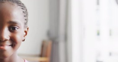 Saçları örgülü, gülümseyen ve fotokopi çeken mutlu Afro-Amerikan kızın yarım portresi. Çocukluk ve mutluluk.