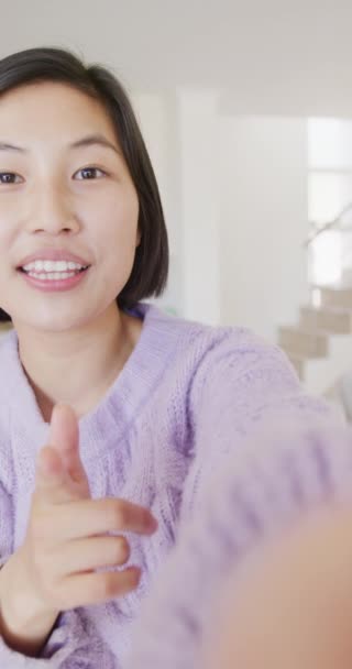 Függőleges Videó Egy Boldog Ázsiai Portréjáról Akinek Videóhívása Van Nappaliban — Stock videók