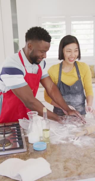 Vertikal Video Pasangan Bahagia Yang Beragam Memanggang Dapur Menghabiskan Waktu — Stok Video