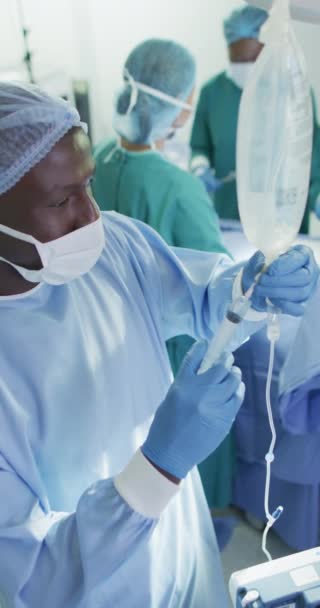 Vertical Video Diverse Surgeons Face Masks Surgery Global Medicine Health — Stockvideo