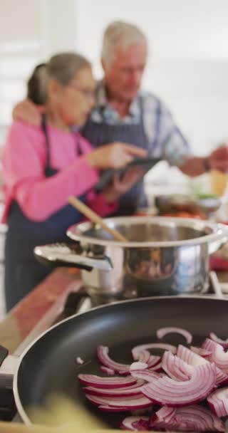 Κάθετο Βίντεο Ευτυχισμένο Ζευγάρι Ηλικιωμένων Μαγειρεύουν Στην Κουζίνα Έννοια Της — Αρχείο Βίντεο