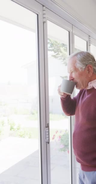 Verticale Video Van Gelukkige Blanke Senior Man Die Koffie Drinkt — Stockvideo