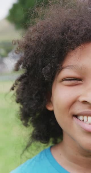 Vertikales Video Halbgesicht Porträt Eines Lächelnden Birassischen Schulmädchens Mit Afro — Stockvideo