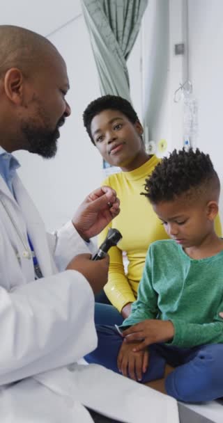 Κατακόρυφο Βίντεο Αφροαμερικανού Γιατρού Που Εξετάζει Παιδιατρικό Ασθενή Στο Νοσοκομείο — Αρχείο Βίντεο