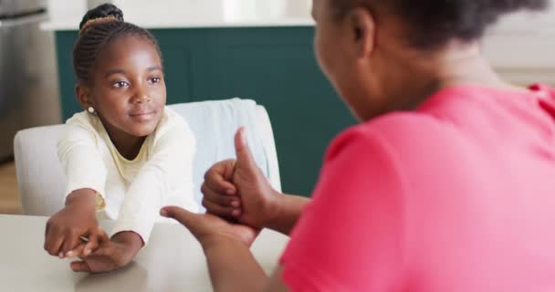 Video Tersenyum Afrika Amerika Cucu Menggunakan Bahasa Isyarat Dengan Nenek — Stok Video