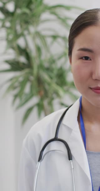 Vertical Video Portrait Happy Asian Female Doctor Global Medicine Health — Stok video