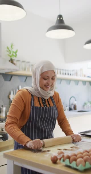 Вертикальное Видео Счастливой Расовой Женщины Хиджабе Выпекающей Кухне Скатывающей Тесто — стоковое видео