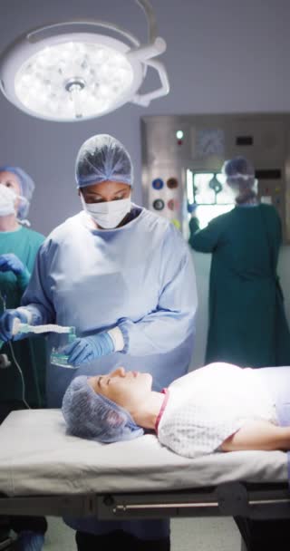 Vertical Video Diverse Surgeons Face Masks Surgery Global Medicine Health — Wideo stockowe