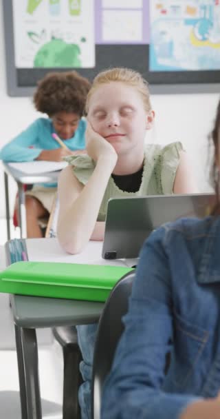 Masasında Tabletli Sınıfta Dinleyen Kopyalayan Mutlu Beyaz Kız Öğrencisinin Dikey — Stok video