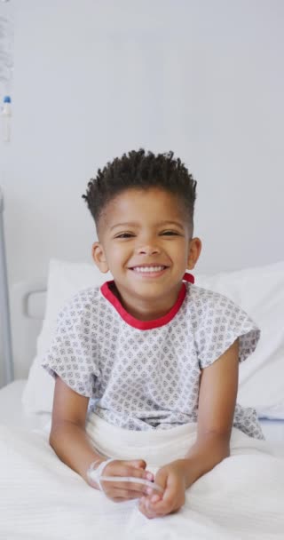 Вертикальне Відео Портретом Афроамериканського Хлопчика Який Посміхається Лікарні Медицина Охорона — стокове відео