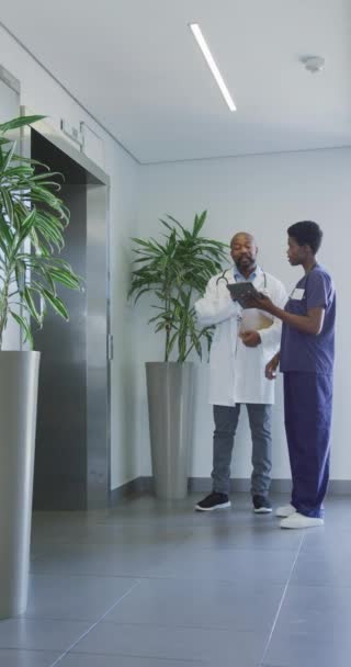 Pionowe Wideo Afrykańskich Lekarzy Rozmawiających Szpitalu Medycyna Opieka Zdrowotna Styl — Wideo stockowe