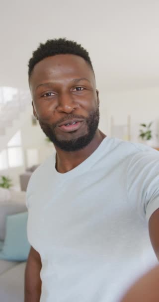 Vertikal Video Porträtt Lycklig Afrikansk Amerikansk Man Som Har Videosamtal — Stockvideo