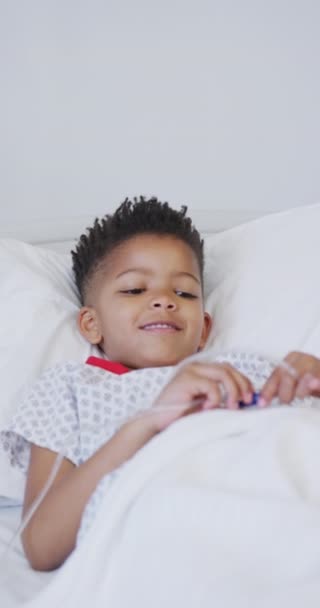 Afro Amerikan Çocuğun Hastanede Yatarken Çekilmiş Dikey Videosu Tıp Sağlık — Stok video