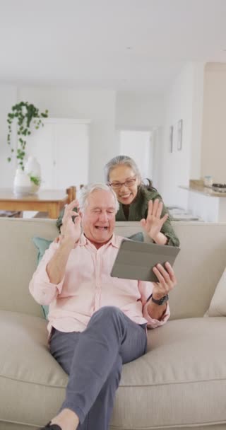 Κάθετο Βίντεο Του Ευτυχισμένου Ζευγαριού Ηλικιωμένων Που Κάθεται Στον Καναπέ — Αρχείο Βίντεο