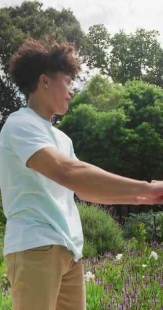 Vertikales Video Von Glücklichen Verschiedenen Paaren Die Sonnigen Tagen Garten — Stockvideo