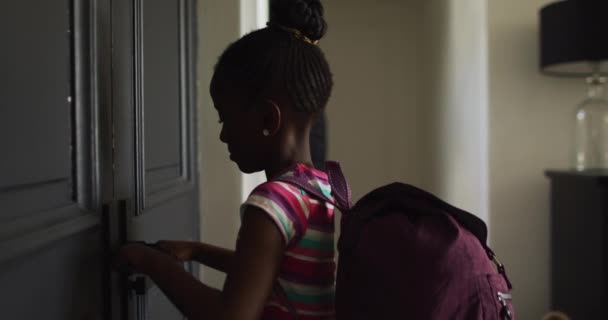 Video Afrikansk Amerikansk Flicka Med Skolväska Öppna Ytterdörren Och Lämna — Stockvideo