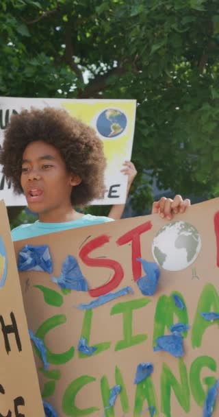 Vídeo Vertical Diversas Crianças Idade Escolar Segurando Banners Protestando Livre — Vídeo de Stock
