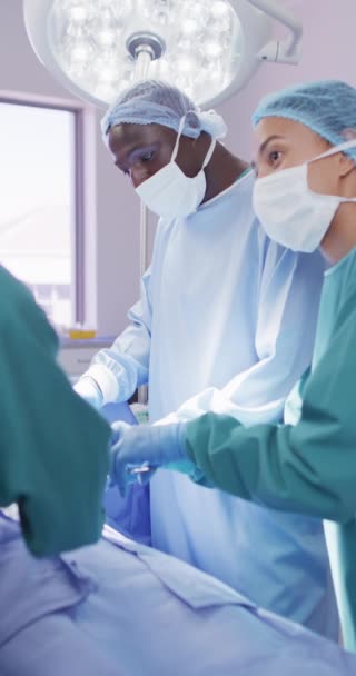 不同的外科医生在手术中戴口罩的垂直视频 全球医药 生活方式和医院概念 — 图库视频影像