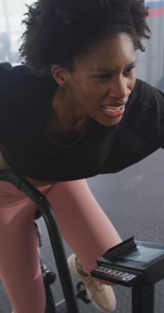 Вертикальное Видео Определенная Африканка Велотренажере Тренируется Тренажерном Зале Упражнения Фитнес — стоковое видео