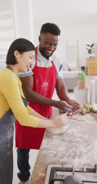 在厨房里烘焙的一对快乐而多样的夫妇的垂直视频 在家度过高质量时间的概念 — 图库视频影像
