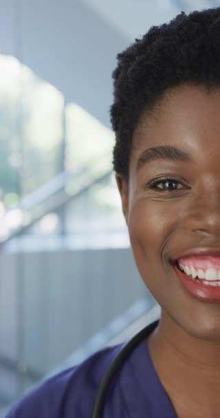 Κάθετο Βίντεο Του Πορτραίτου Της Αφροαμερικάνας Γιατρού Που Χαμογελάει Στο — Αρχείο Βίντεο