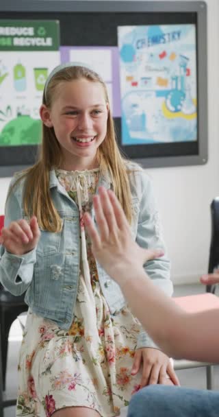 快乐的高加索女学生在课堂上与老师一起使用手语的垂直视频 复制空间 包容性 学校和学习概念 — 图库视频影像