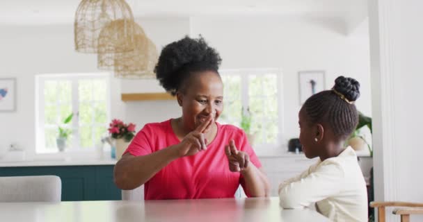 Gülümseyen Afrikalı Amerikalı Büyükannesinin Torunuyla Işaret Dili Kullandığı Video Kopyalama — Stok video