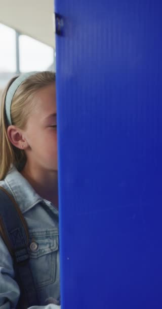 在学校走廊使用储物柜的快乐的高加索女学生的垂直视频肖像 复制空间 包容性 学校和学习概念 — 图库视频影像