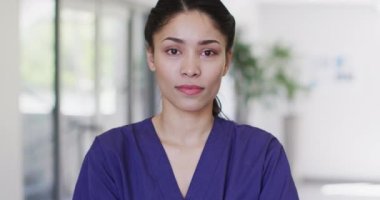 Hastanede gülümseyen melez bir kadının video portresi. Hastane, sağlık ve sağlık hizmetleri.