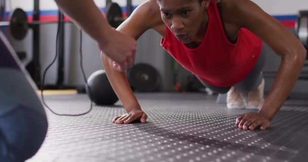 Video Diverse Fitness Trainer Woman Doing Push Ups High Fiving — Vídeo de Stock