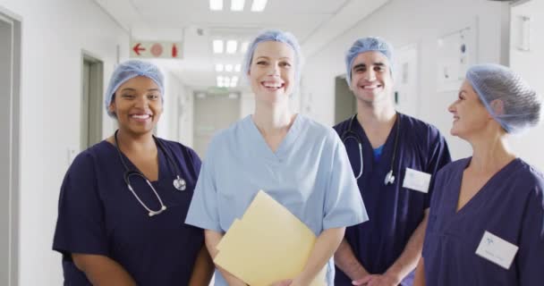 Videoportret Van Diverse Medische Werkers Chirurgische Kappen Glimlachend Ziekenhuisgang Ziekenhuis — Stockvideo