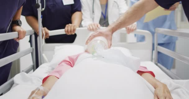 Hastane Yatağında Hastayı Serumla Solunum Cihazıyla Iten Çeşitli Sağlık Çalışanlarının — Stok video