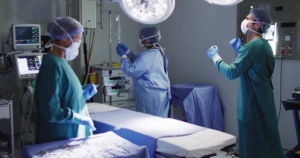 Video Diverse Group Surgeons Surgical Assistants Preparing Operating Theatre Operation — Vídeo de Stock
