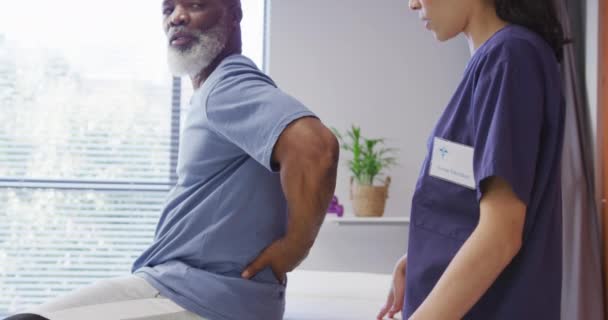 Diverse Weibliche Physiotherapeutin Und Ältere Männliche Patientin Krankenhaus Physiotherapie Sitzung — Stockvideo