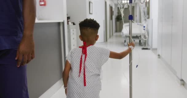 Вид Сзади Африканского Мальчика Пациента Ходящего Держащего Капельницу Больничном Коридоре — стоковое видео