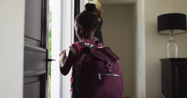 Video Happy African American Girl Schoolbag Opening Front Door Leaving — Vídeo de Stock