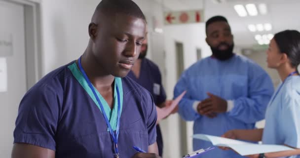 Vídeo Retrato Sorridente Trabalhador Médico Afro Americano Num Corredor Hospitalar — Vídeo de Stock