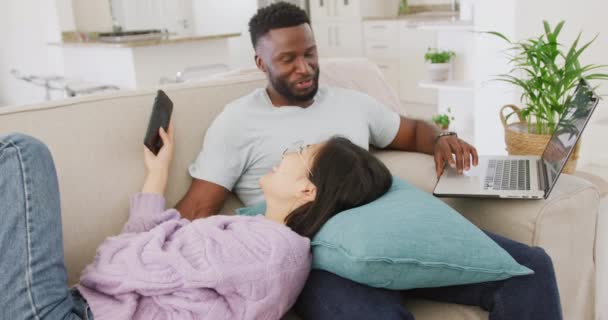 Diverse Couple Lying Couch Using Laptop Living Room Spending Quality — Stock video