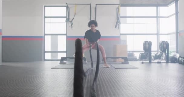Video Determined African American Woman Working Out Gym Battling Ropes — Video Stock