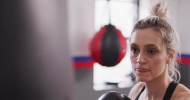 Video Confident Determined Caucasian Woman Boxing Gloves Training Punchbag Gym — Αρχείο Βίντεο