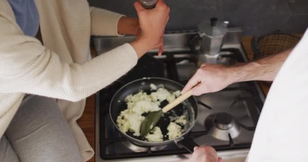Відео Високого Кута Щасливої Різноманітної Пари Сміється Готує Яйця Кухні — стокове відео