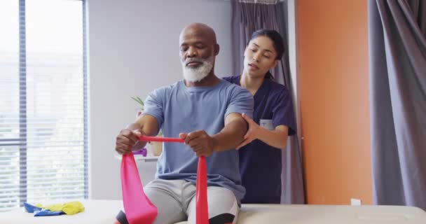 Různorodý Ženský Fyzioterapeut Starší Mužský Pacient Fyzioterapii Nemocnici Medicína Zdravotní — Stock video