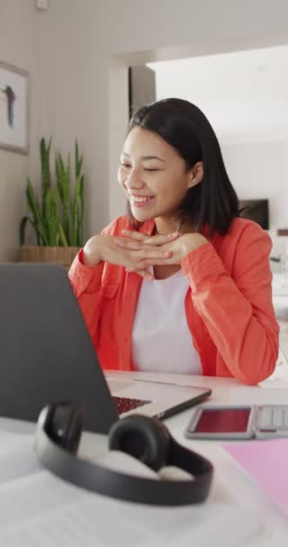 ノートパソコンのビデオ通話で暗い髪を持つ笑顔の出産の女性の垂直ビデオ 家庭からの仕事 家庭生活とライフスタイルの概念 — ストック動画